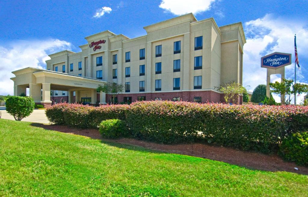 budynek hotelowy z trawnikiem przed nim w obiekcie Hampton Inn Canton w mieście Canton