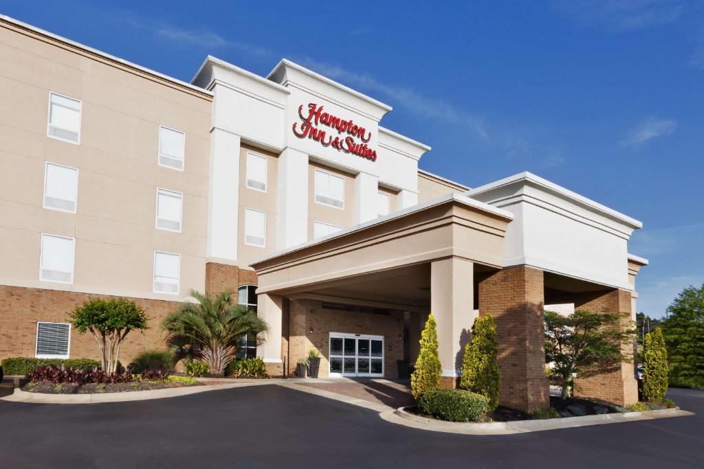 een frontaal uitzicht op een Hampton Inn en suites bij Hampton Inn & Suites Phenix City- Columbus Area in Phenix City