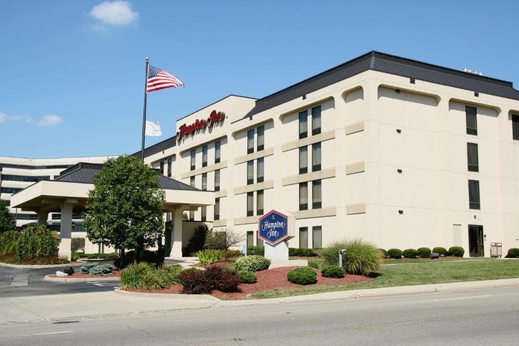 フェアフィールドにあるHampton Inn Cincinnati Northwest Fairfieldのアメリカ国旗を掲げたホテル
