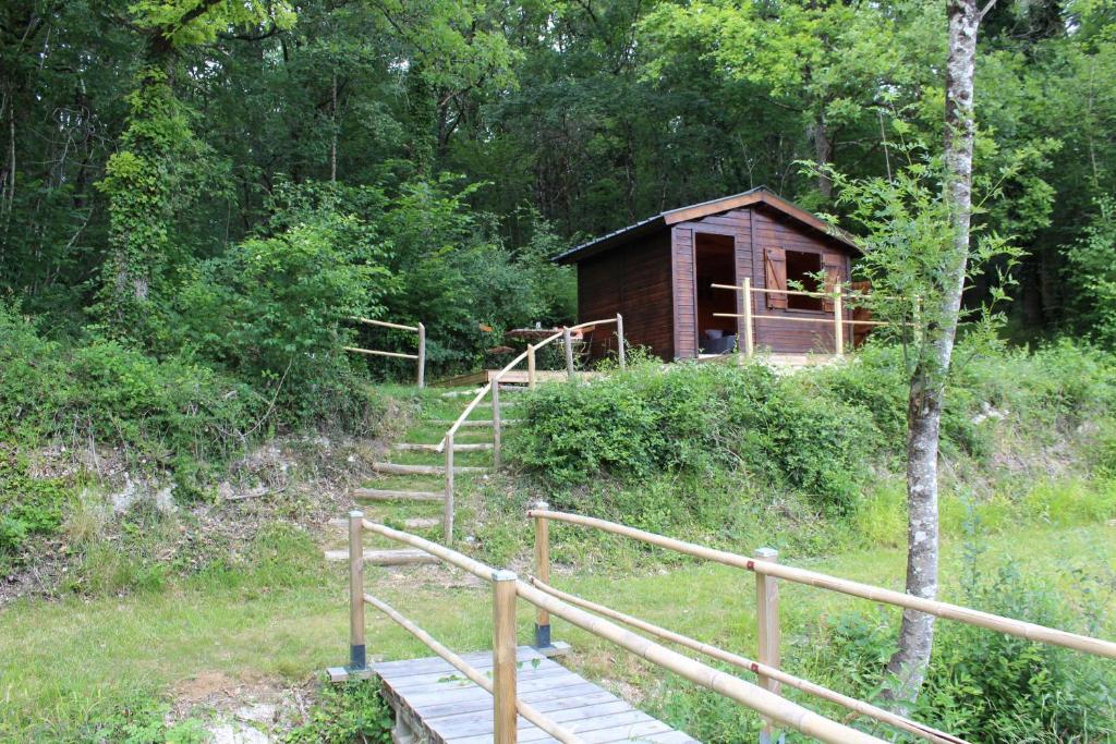 a small wooden cabin in the middle of a forest at LES GRANGES D'ANTAN - le REFUGE FORESTIER - INSOLITE SANS EAU - ELECTRICITE AVEC BATTERIE NOMADE in Chalonnes-sous-le-Lude
