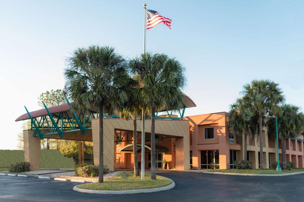 un edificio con una bandera americana delante de él en Hampton Inn Brooksville Dade City, en Ridge Manor