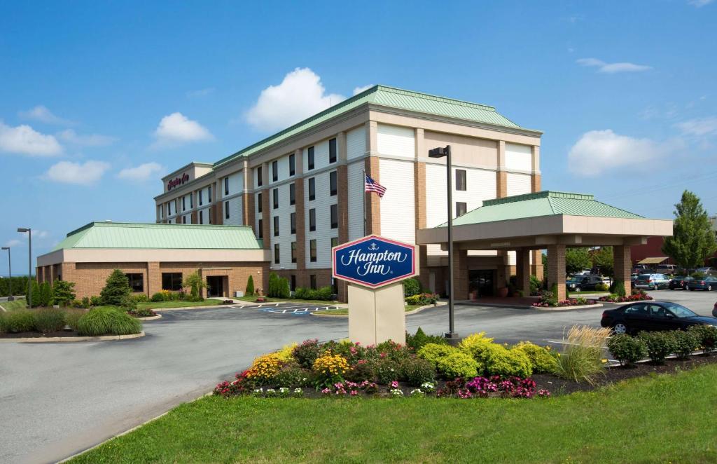 ein Hotel mit einem Schild vor einem Gebäude in der Unterkunft Hampton Inn Coventry-Warwick Area in Coventry