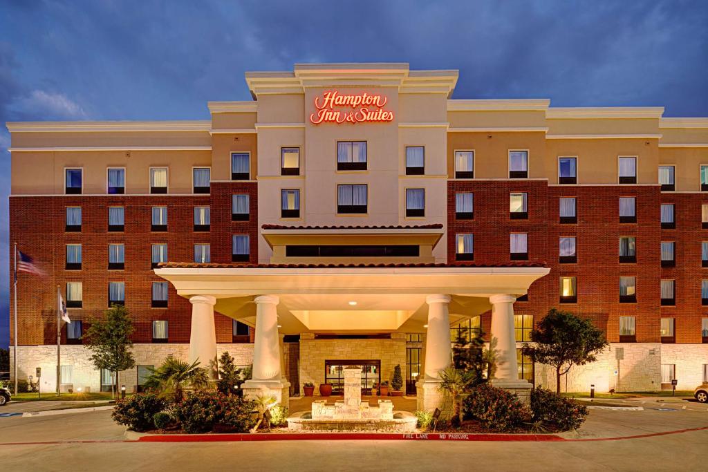 un hotel con un cartel en la parte delantera en Hampton Inn and Suites Dallas/Lewisville-Vista Ridge Mall, en Lewisville