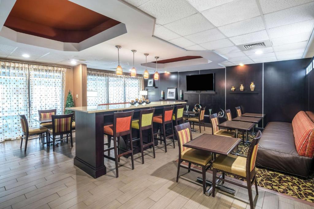 a restaurant with a bar with chairs and tables at Hampton Inn Dublin in Newbern