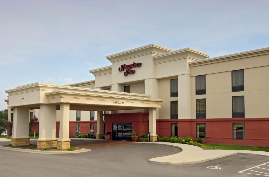 a front view of a hotel at Hampton Inn Dubuque in Dubuque