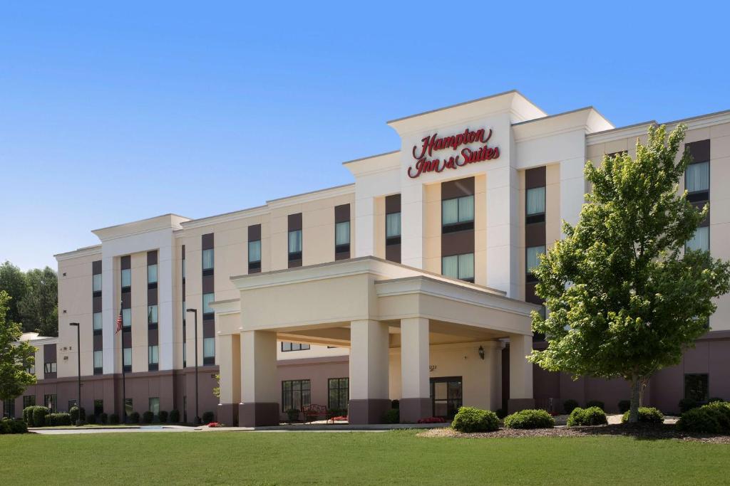 una representación de la parte delantera de un hotel en Hampton Inn & Suites Athens/Interstate 65, en Athens