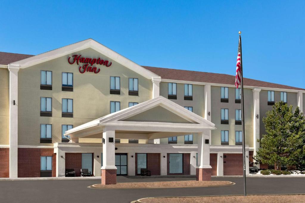 a hotel with an american flag in front of it at Hampton Inn Denver-West/Golden in Golden