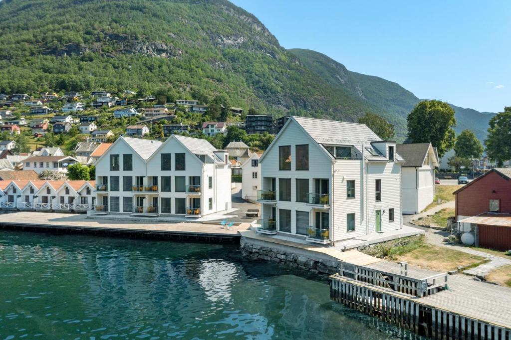 una fila di case vicino a un corpo d'acqua di Wangen Apartments AS ad Aurland