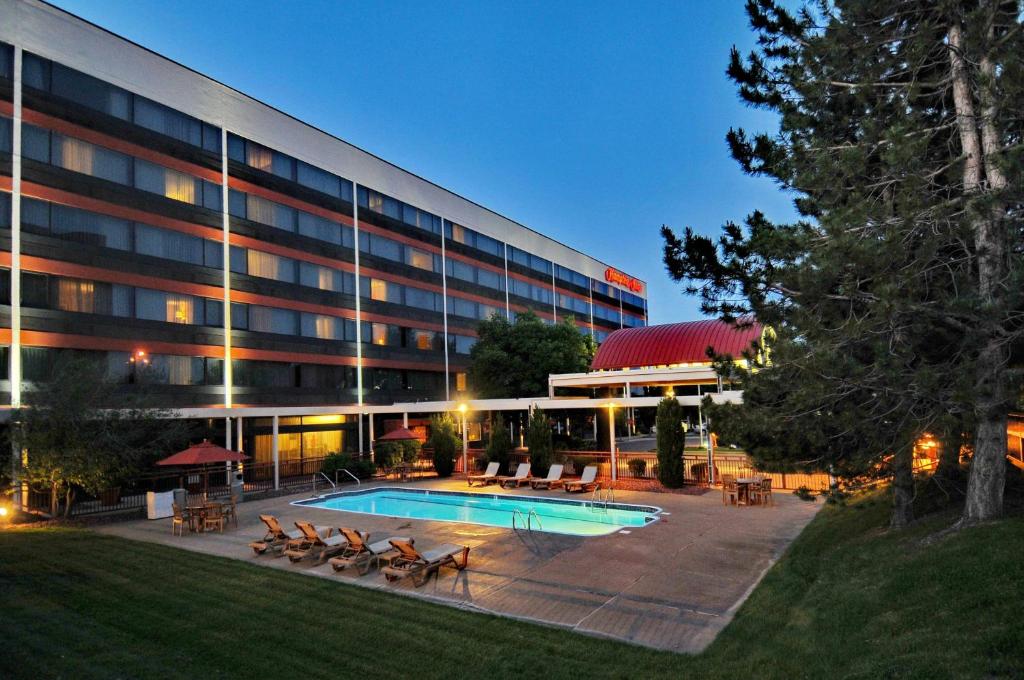 um hotel com piscina em frente a um edifício em Hampton Inn Denver West Federal Center em Lakewood