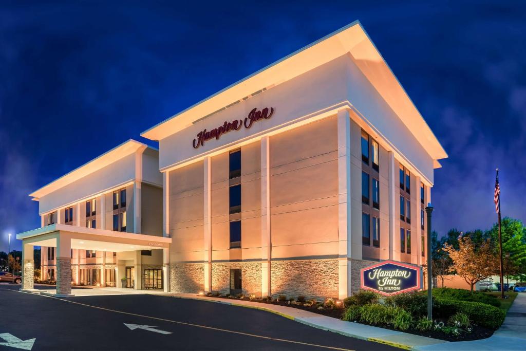 a tru byriott hotel is lit up at night at Hampton Inn Dover in Dover