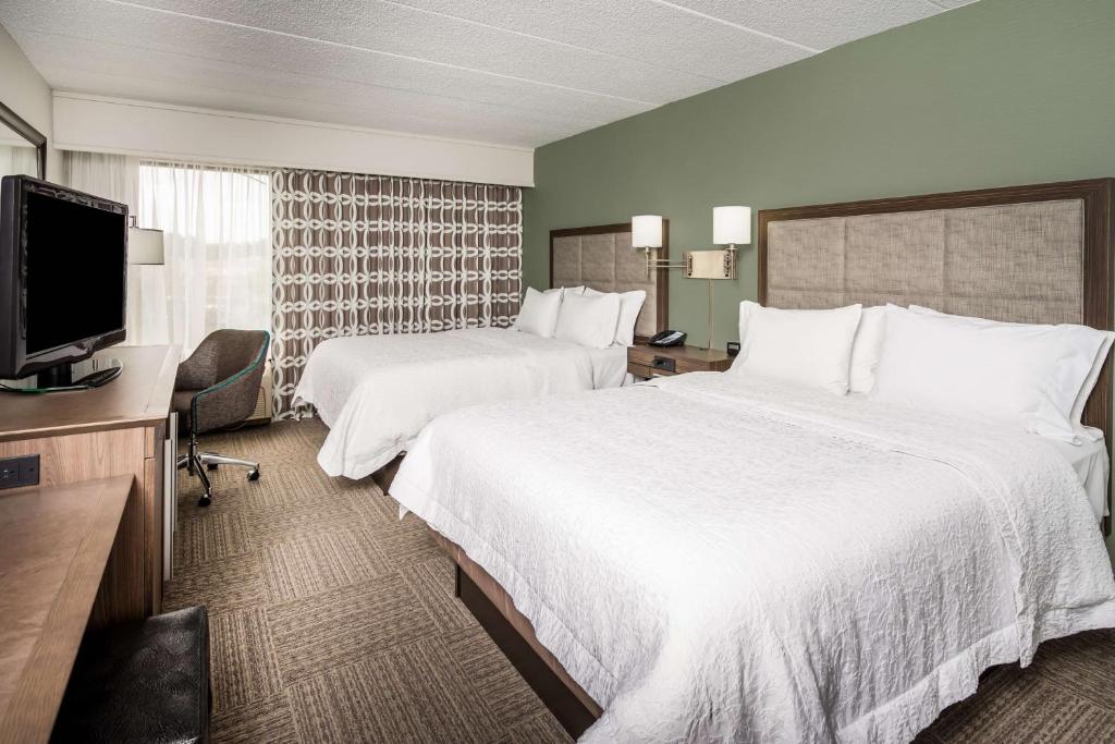 TV a/nebo společenská místnost v ubytování Hampton Inn Dover