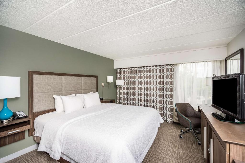 Postel nebo postele na pokoji v ubytování Hampton Inn Dover