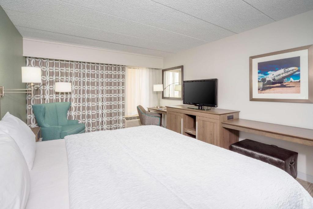 TV a/nebo společenská místnost v ubytování Hampton Inn Dover