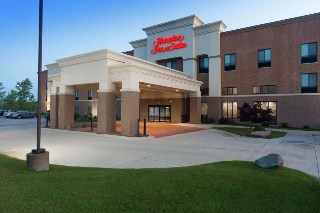 a hotel with a sign on the front of it at Hampton Inn & Suites Ankeny in Ankeny