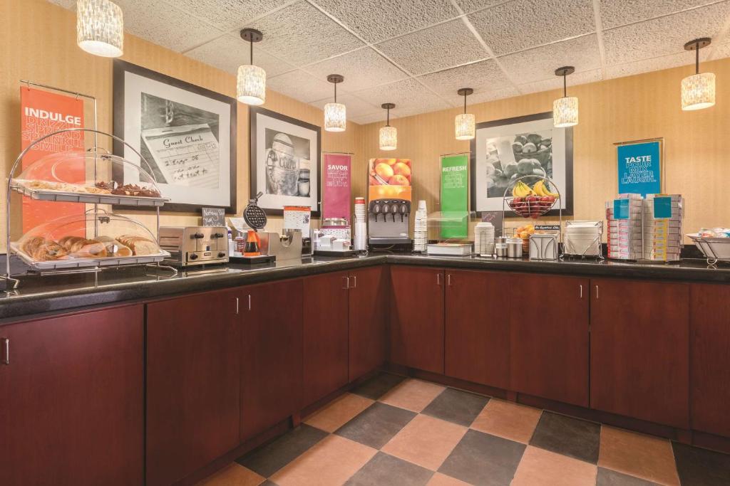 Hampton Inn Des Moines-Airport photo