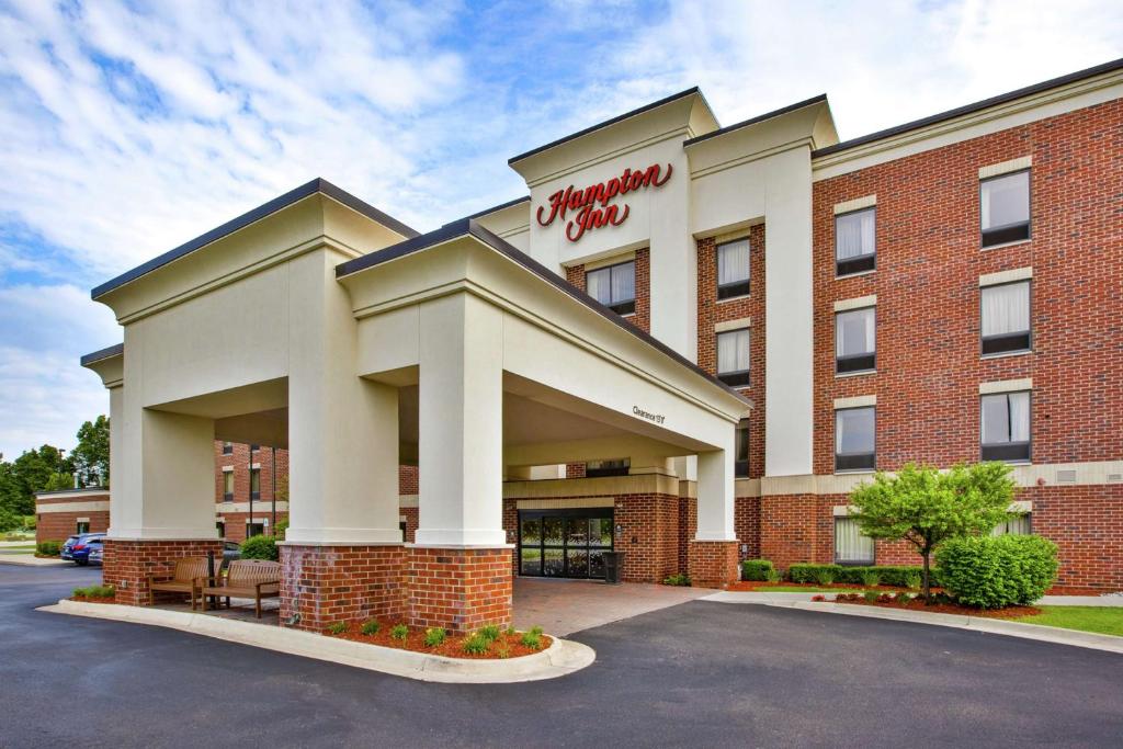 a rendering of the front of a hotel at Hampton Inn Detroit - Shelby Township in Shelby