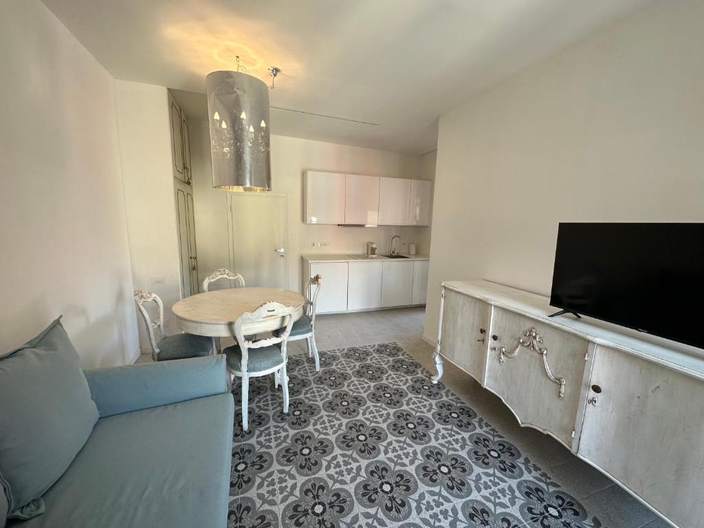 een woonkamer met een tafel en een keuken bij Delizioso bilocale Mottino23 in Lerici