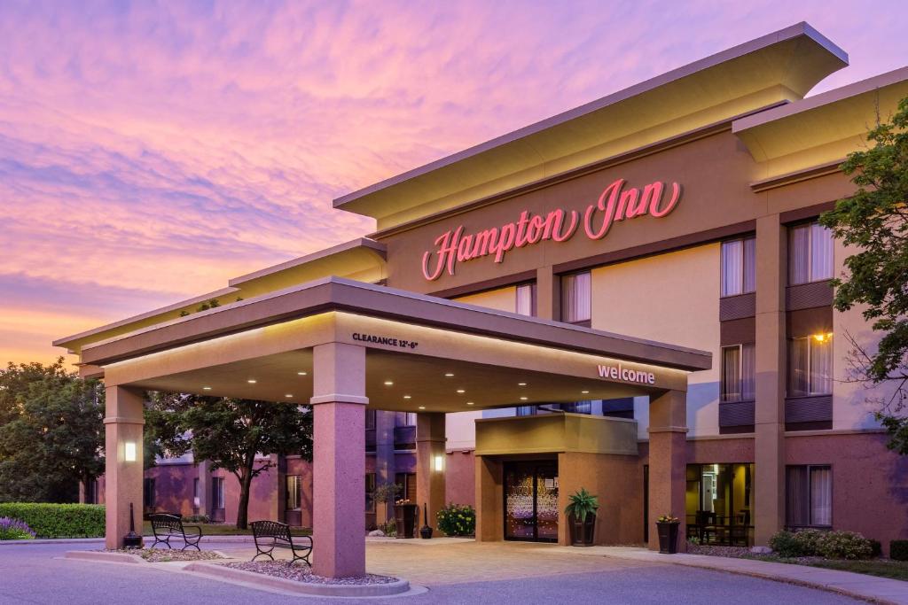 un bâtiment avec un panneau à l'avant dans l'établissement Hampton Inn Eau Claire, à Eau Claire