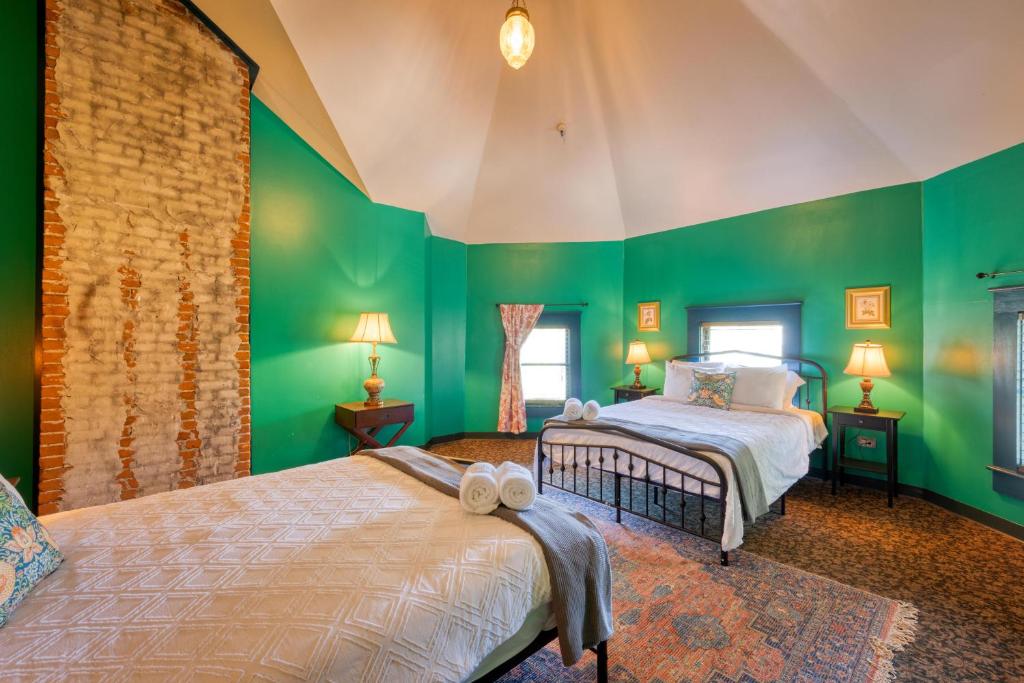 Postel nebo postele na pokoji v ubytování HI Sacramento Hostel