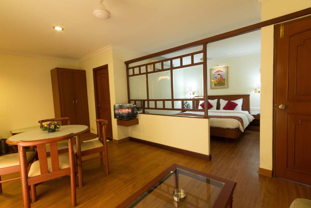 Postel nebo postele na pokoji v ubytování Hotel Aiswarya