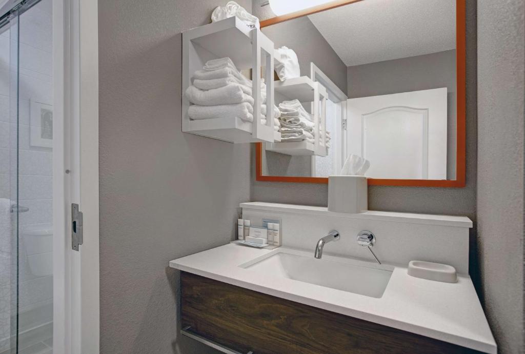 Hampton Inn Keokuk - Queen Room - Non-Smoking