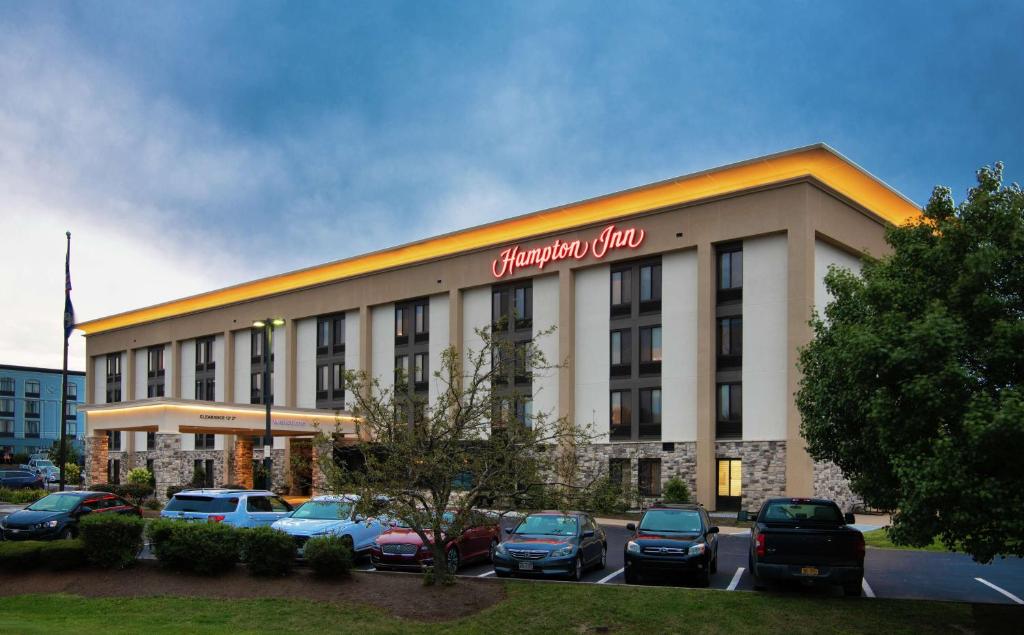 ein Hotelgebäude mit auf einem Parkplatz geparkt in der Unterkunft Hampton Inn Erie-South in Erie