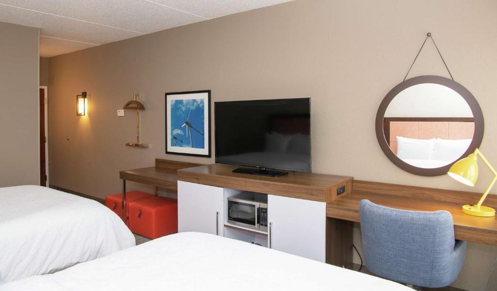 Hampton Inn Erie-South - Non-Smoking Double Room -Desk