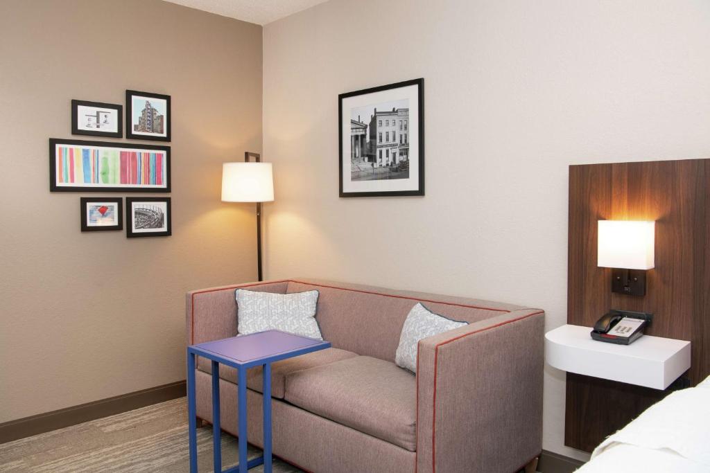 Hampton Inn Erie-South - King Study With Sofa Bed - Non-Smoking