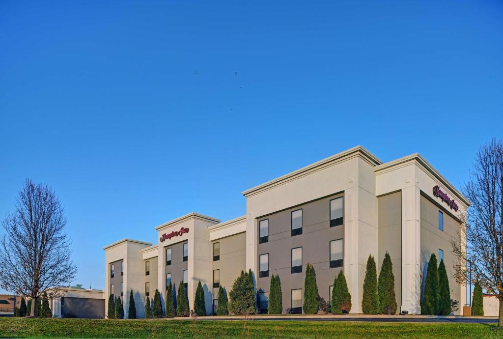 eine Darstellung der Vorderseite eines Hotels in der Unterkunft Hampton Inn Farmington in Farmington