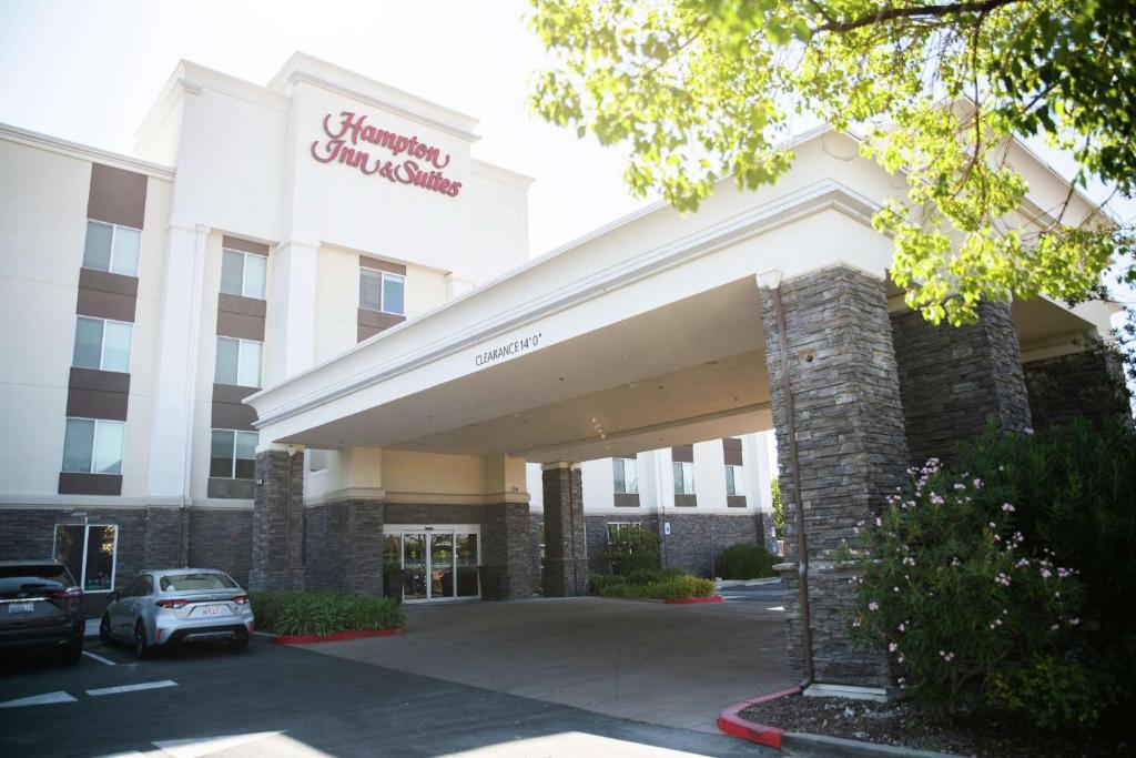 una rappresentazione dell'ingresso alla locanda e alle suite dell'Hampton di Hampton Inn & Suites Fresno a Fresno