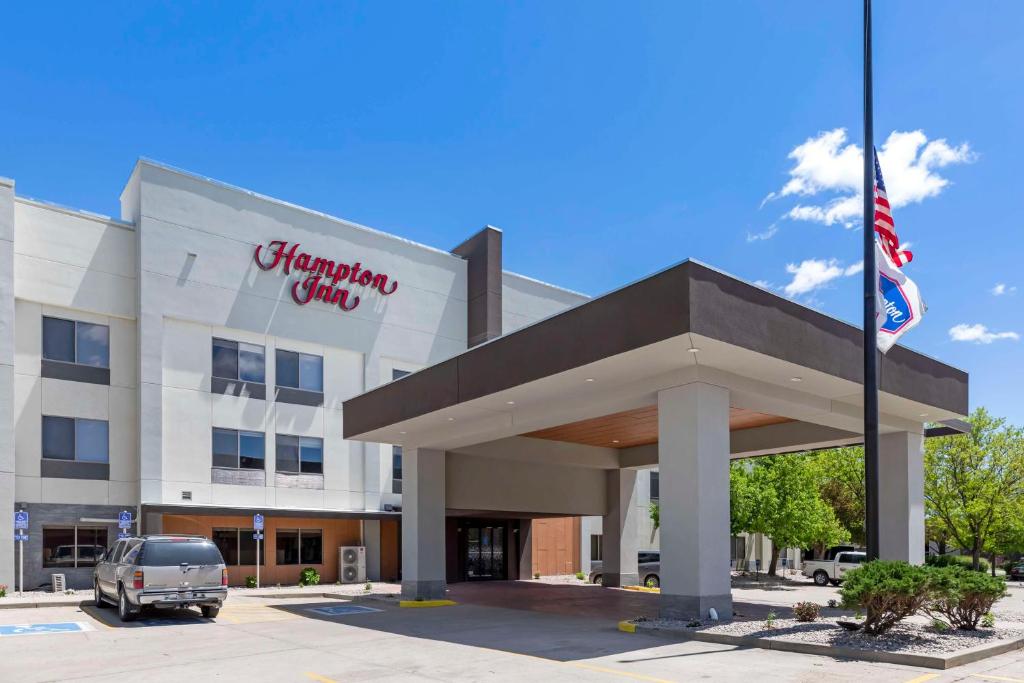 a front view of a hampton inn hotel at Hampton Inn Fort Collins in Fort Collins