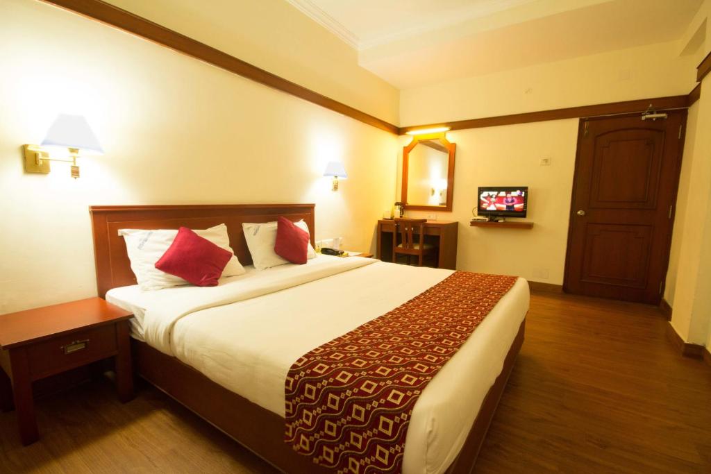 Postel nebo postele na pokoji v ubytování Hotel Aiswarya