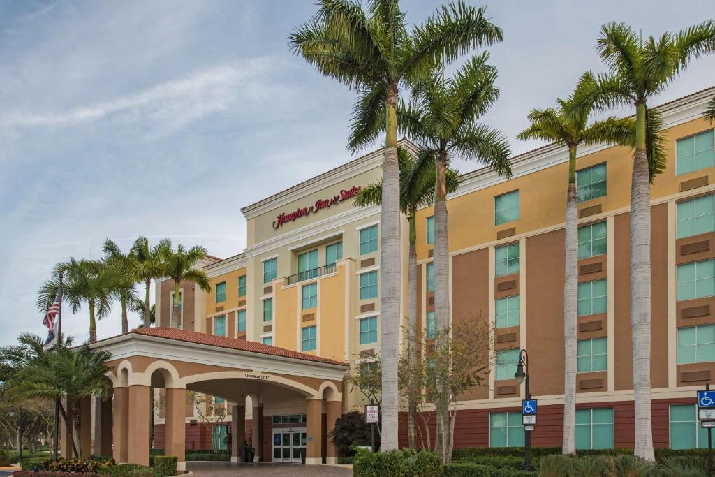 een weergave van de buitenkant van een hotel met palmbomen bij Hampton Inn & Suites Fort Lauderdale - Miramar in Miramar