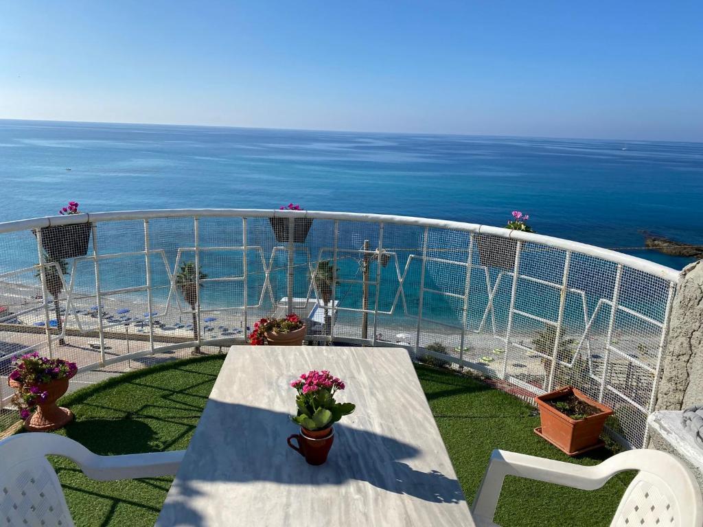 d'un balcon avec une table et une vue sur l'océan. dans l'établissement La Locanda del Convento, à Tropea
