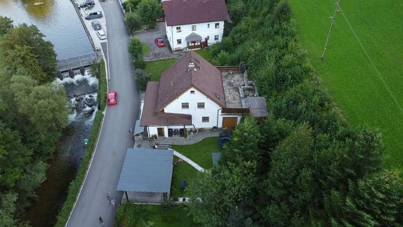 una vista aérea de una casa y una carretera en Holiday House Promenade en Lunz am See