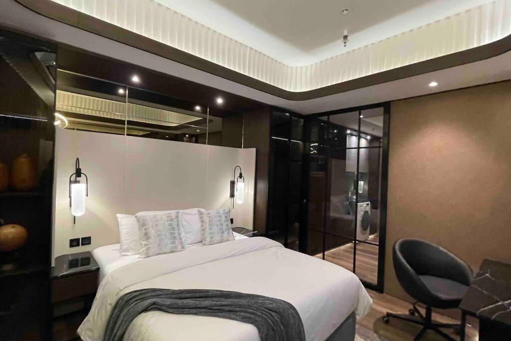 - une chambre avec un lit, un bureau et une chaise dans l'établissement Cozy Studio at Amarta Apartment, à Yogyakarta