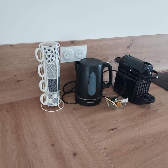 Příslušenství pro přípravu čaje a kávy v ubytování Bel appartement F2 hyper centre refait à neuf