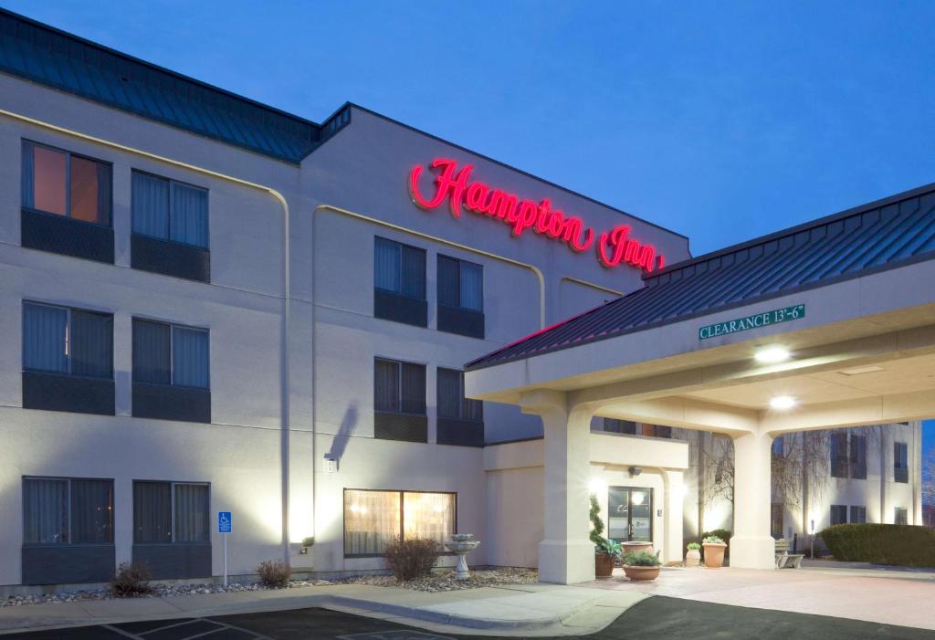 a hotel with a sign for a hampton inn at Hampton Inn North Sioux City in North Sioux City