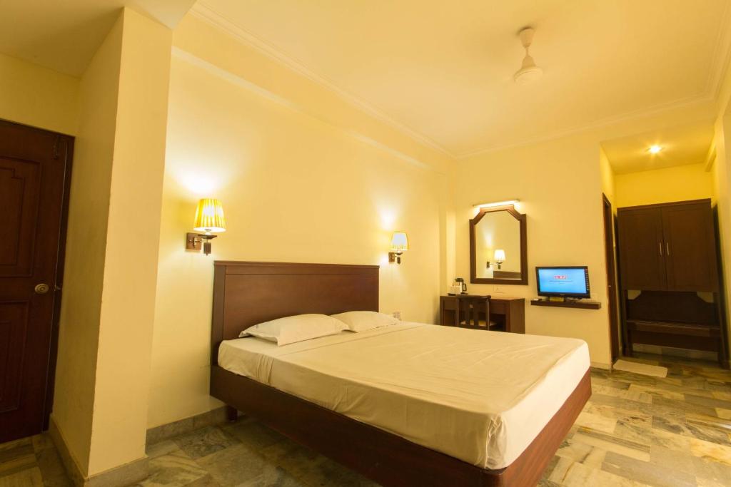 Postel nebo postele na pokoji v ubytování Hotel Aiswarya