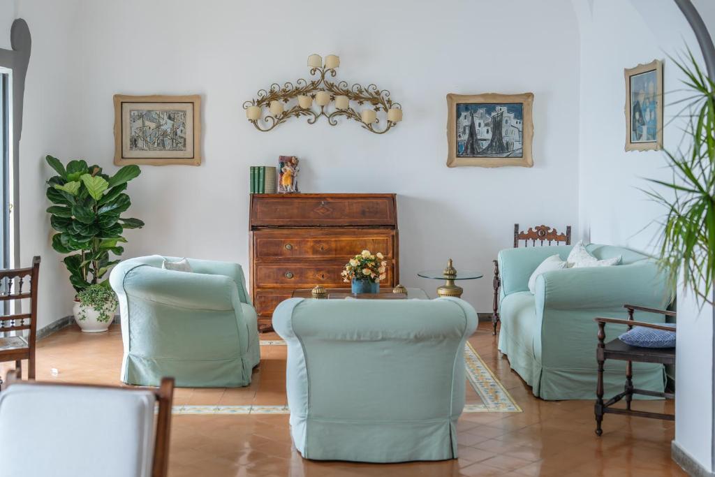 A seating area at Albergo Miramare Positano