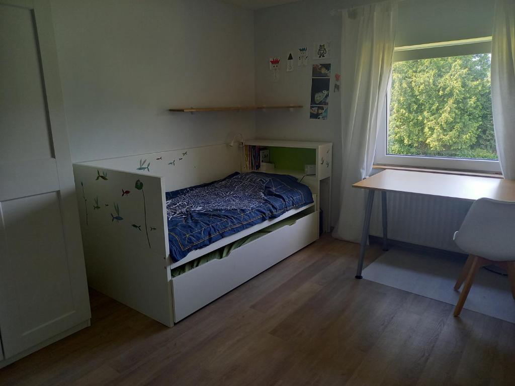- une petite chambre avec un lit, un bureau et une fenêtre dans l'établissement Chambre 1 lit simple - Spa, à Spa