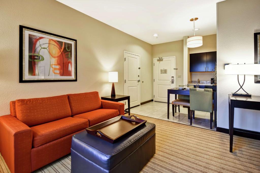 TV a/nebo společenská místnost v ubytování Homewood Suites by Hilton Fort Worth West at Cityview