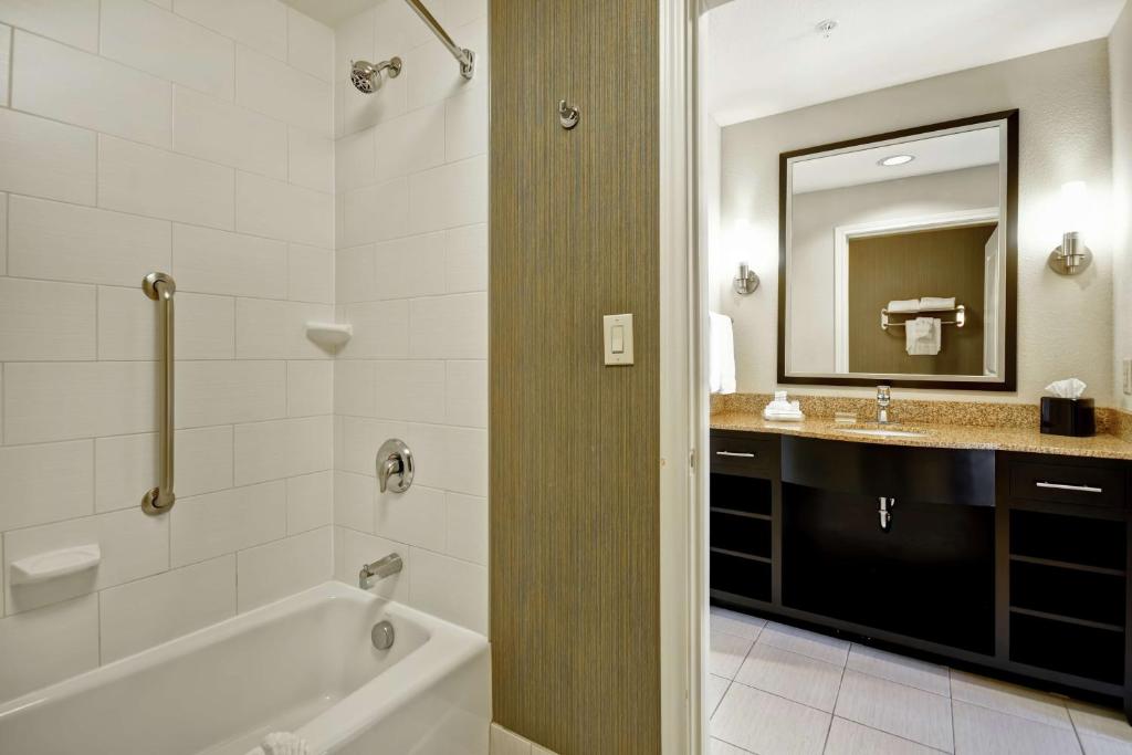 Koupelna v ubytování Homewood Suites by Hilton Fort Worth West at Cityview