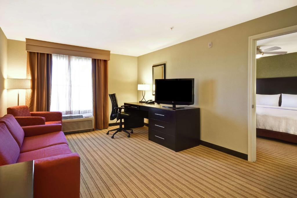 TV a/nebo společenská místnost v ubytování Homewood Suites by Hilton Fort Worth West at Cityview
