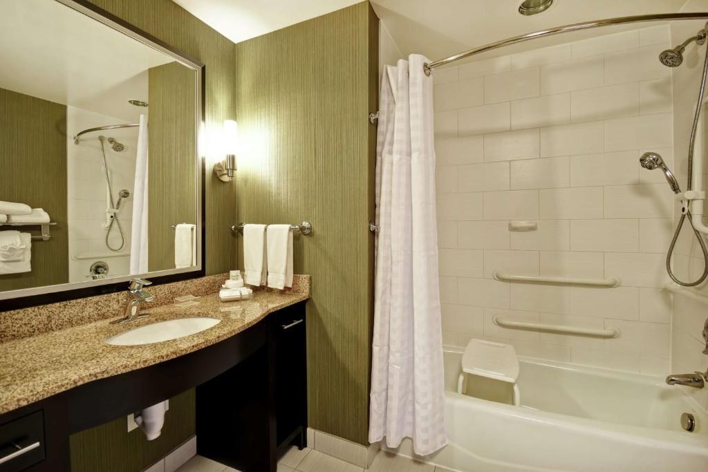 Koupelna v ubytování Homewood Suites by Hilton Fort Worth West at Cityview