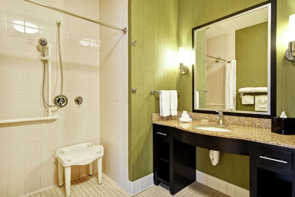 Koupelna v ubytování Homewood Suites by Hilton Fort Worth West at Cityview