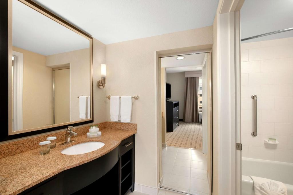 Koupelna v ubytování Homewood Suites by Hilton Fort Worth West at Cityview