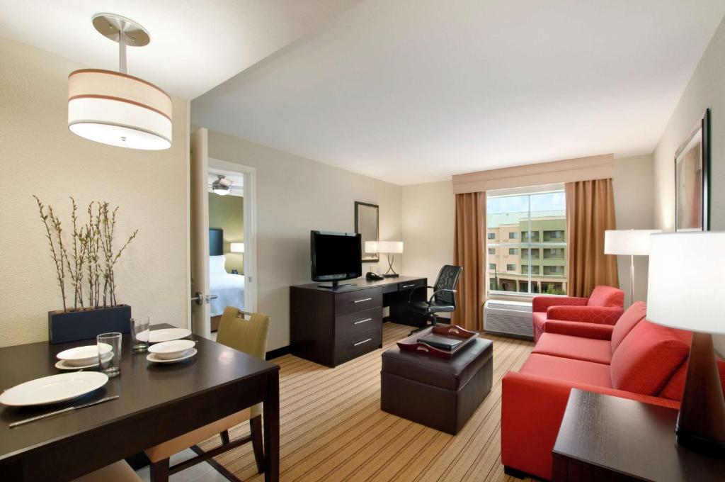 TV a/nebo společenská místnost v ubytování Homewood Suites by Hilton Fort Worth West at Cityview