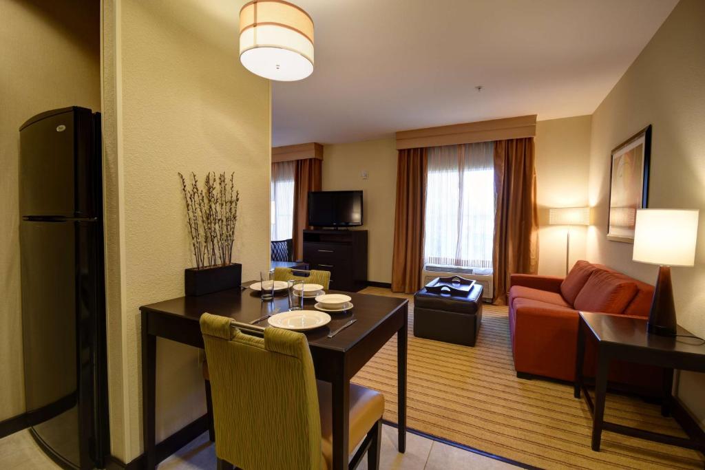 Posezení v ubytování Homewood Suites by Hilton Fort Worth West at Cityview