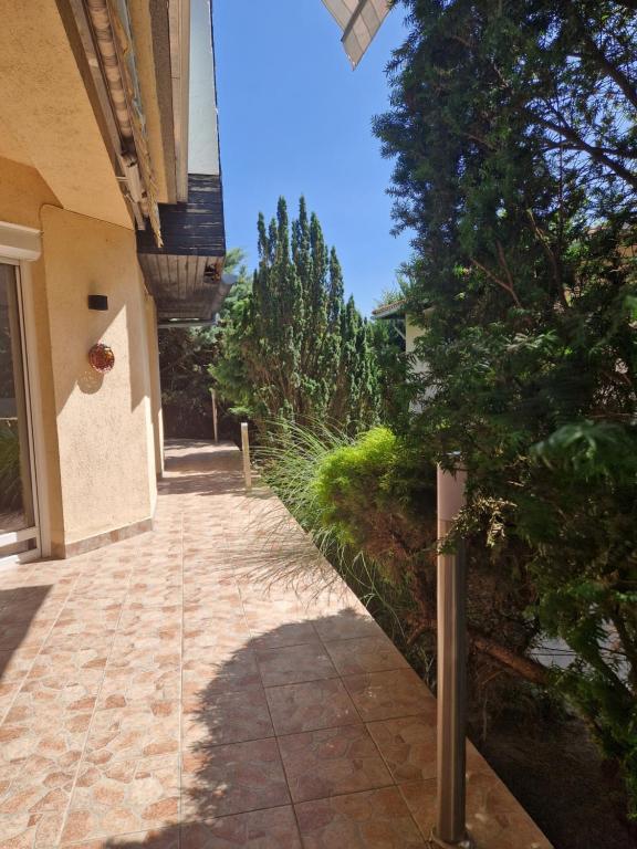 Vonkajšia záhrada v ubytovaní Uwes Apartment